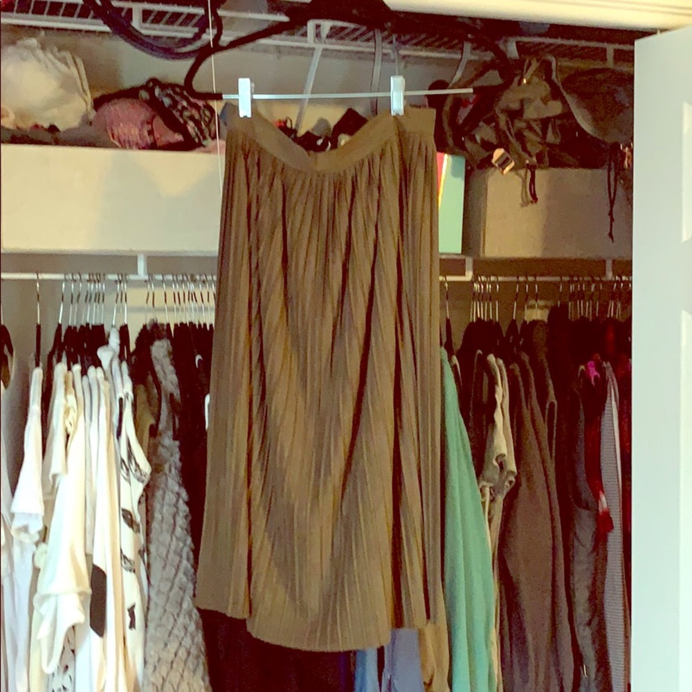 Army green soft pleated Zara skirt